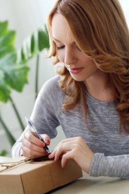 Yaşam tarzı. Paketi olan tatlı bir kız.