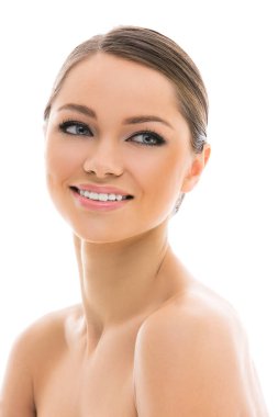 Güzel, çekici, güzel yüzlü bir kadın.