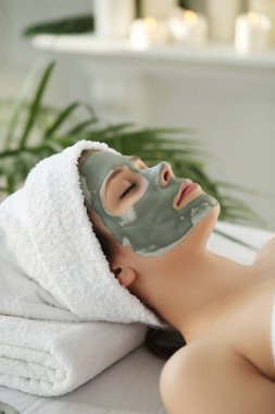 Güzellik ve sağlık. Spa salonda kadın