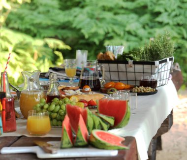 Yemek iskeleti, yemek. Yemek dolu bir masa.