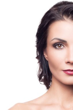 Beyaz arka planda güzel esmer, güzellik ve cilt konsepti