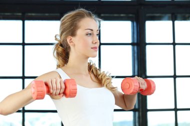 Spor. Spor salonundaki güzel kadın.