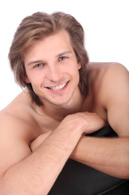 sandalyede oturan genç yakışıklı adam portresi