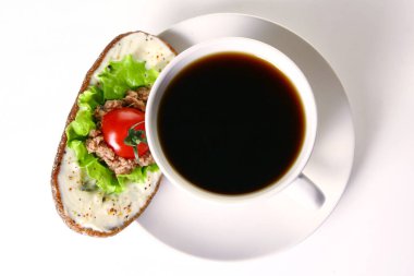 Taze sanswich, ton balığı ve sebzeli.