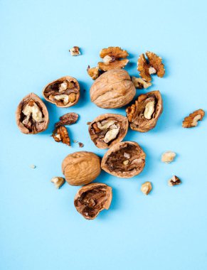 Kaçık. Mavi arka planda cevizler