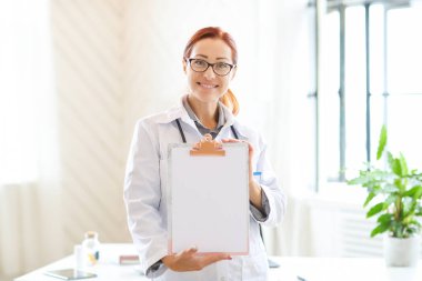 Hastane ve ilaç. Doktor işte.