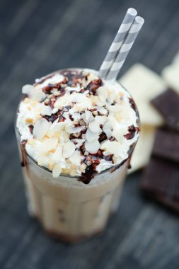 - Kahve. Köpüklü nefis bir latte.