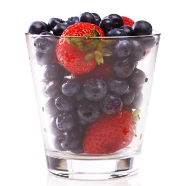 Yemek, doğa. Beyaz arka planda bir yığın lezzetli dut.