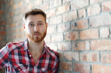 Ekose gömlekli genç yakışıklı adamın portresi.