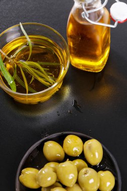 Yemek pişirmek. Masada zeytinyağı var.