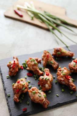 Yemek ve yemek. Kızarmış tavuk bacağı.