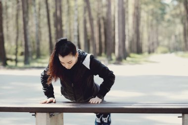 Açık hava sporu. Ormanda egzersiz yap.