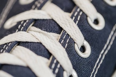 Beyaz ayakkabı bağcıklı spor ayakkabı