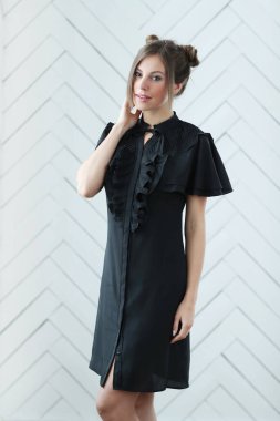 Ahşap duvarda poz veren bir kadın.