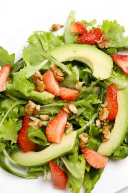 Masadaki lezzetli salata