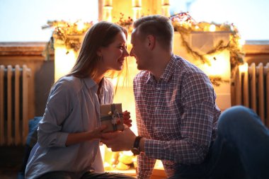 Akşam şöminenin yanında güzel bir çift.