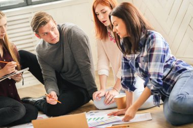 Modern ofiste birlikte çalışan genç iş adamları.