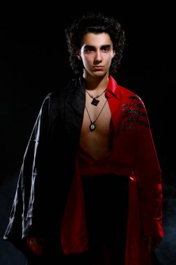 Siyah arka planda izole edilmiş genç ve çekici Latin çocuk.