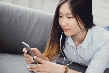 Akıllı telefonlu bir kadın.