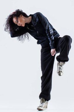 Beyaz arka planda hip-hop dansçısı