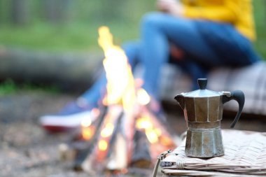 Seyahat et ve keşfet. Ormandaki kadın