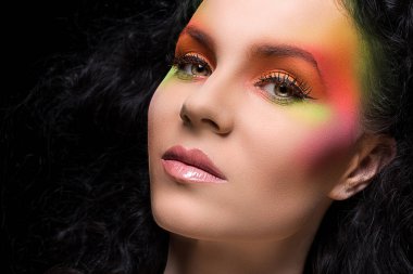 Renkli makyajlı güzel bir kız.