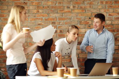 Konferans sırasında modern ofiste çalışan iş adamları