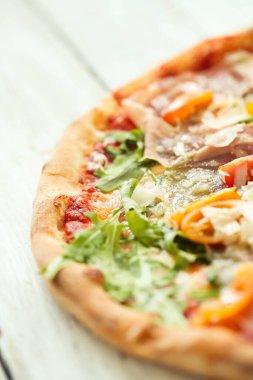 Yiyecekler. Masada nefis bir pizza