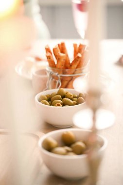 Parti zamanı. Masada yemek var.