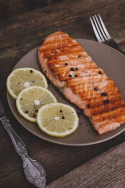 Lezzetli, ızgara somon masada.