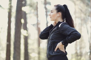 Açık hava sporu. Ormanda egzersiz yap.