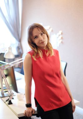 İş yeri. Ofisteki kadın.