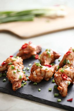 Yemek ve yemek. Kızarmış tavuk bacağı.