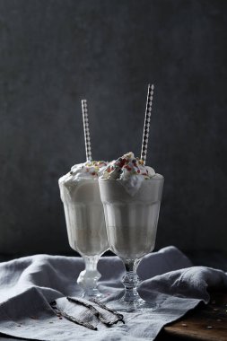 İçelim. Masada milkshake