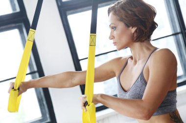 Trx sistemi ile egzersiz yaparak güzel atletik kadın