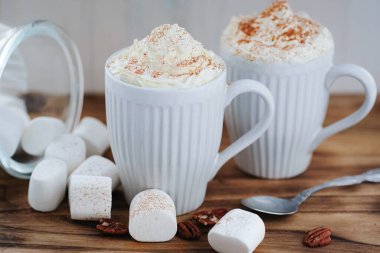 - Kahve. Köpüklü nefis bir latte.