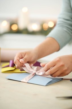 Noel hediyeleri. Hediye paketleme süreci