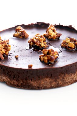 Lezzetli, lezzetli çikolatalı turta masada.