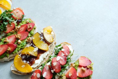 Yiyecekler. Masadaki tatlı sandviç.