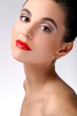 Kırmızı rujlu muhteşem bir kadın.