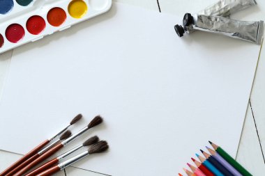 Masanın üzerine boya araçları