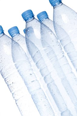 Beyaz arkaplanda boş su şişesi