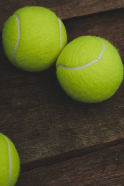 Masada birkaç tenis topu var.