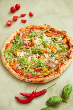 Yiyecekler. Masada nefis bir pizza