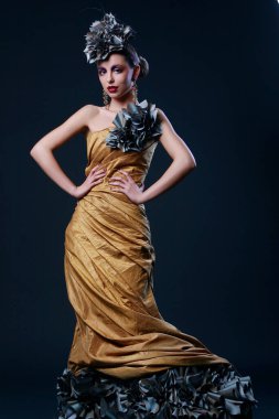 Makyajlı ve gösterişli elbisesi olan güzel bir kadının portresi.