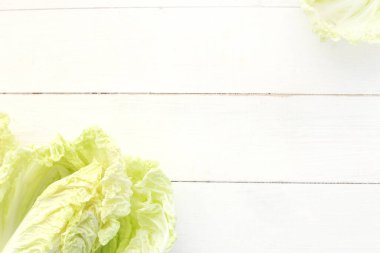 Sebze. Masada taze salata.