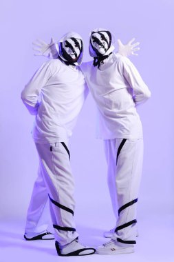 Stüdyoda hip hop dansçıları sahne alıyor.