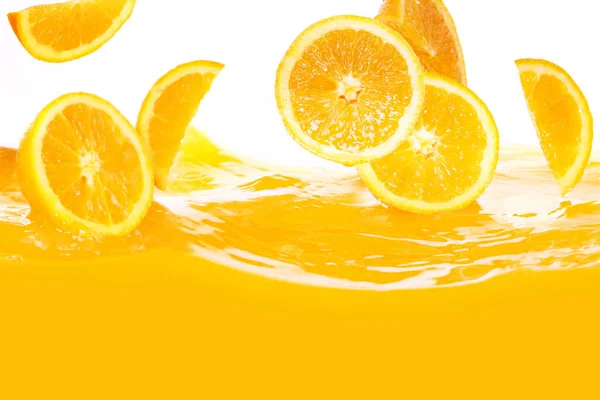 Πορτοκάλια Νωπά Που Υπάγονται Χυμό Λευκό Φόντο — Φωτογραφία Αρχείου