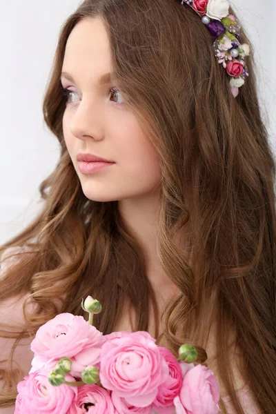 Bonito Menina Com Flores — Fotografia de Stock