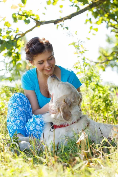 Menina Bonito Vestido Azul Com Cão Adorável — Fotografia de Stock